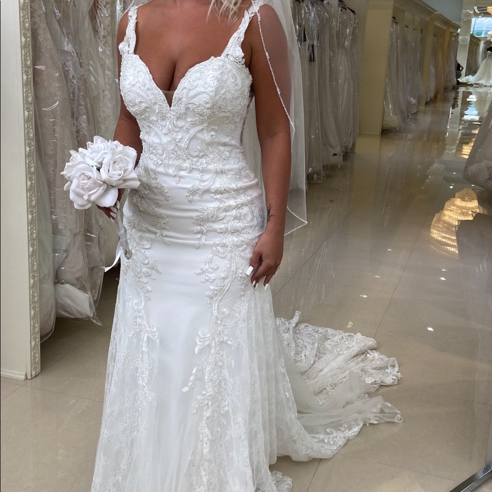 wedding dress !! Size 12 only taken in on straps